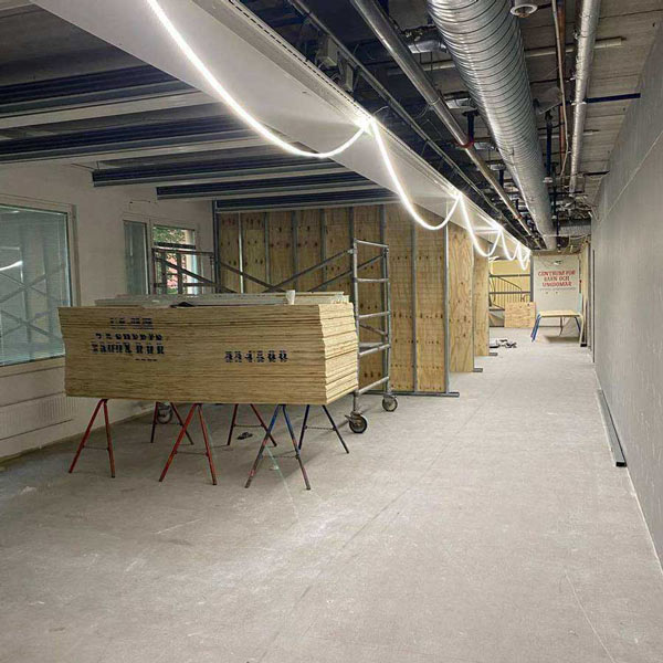Betonglokal med byggmaterial uppradat.